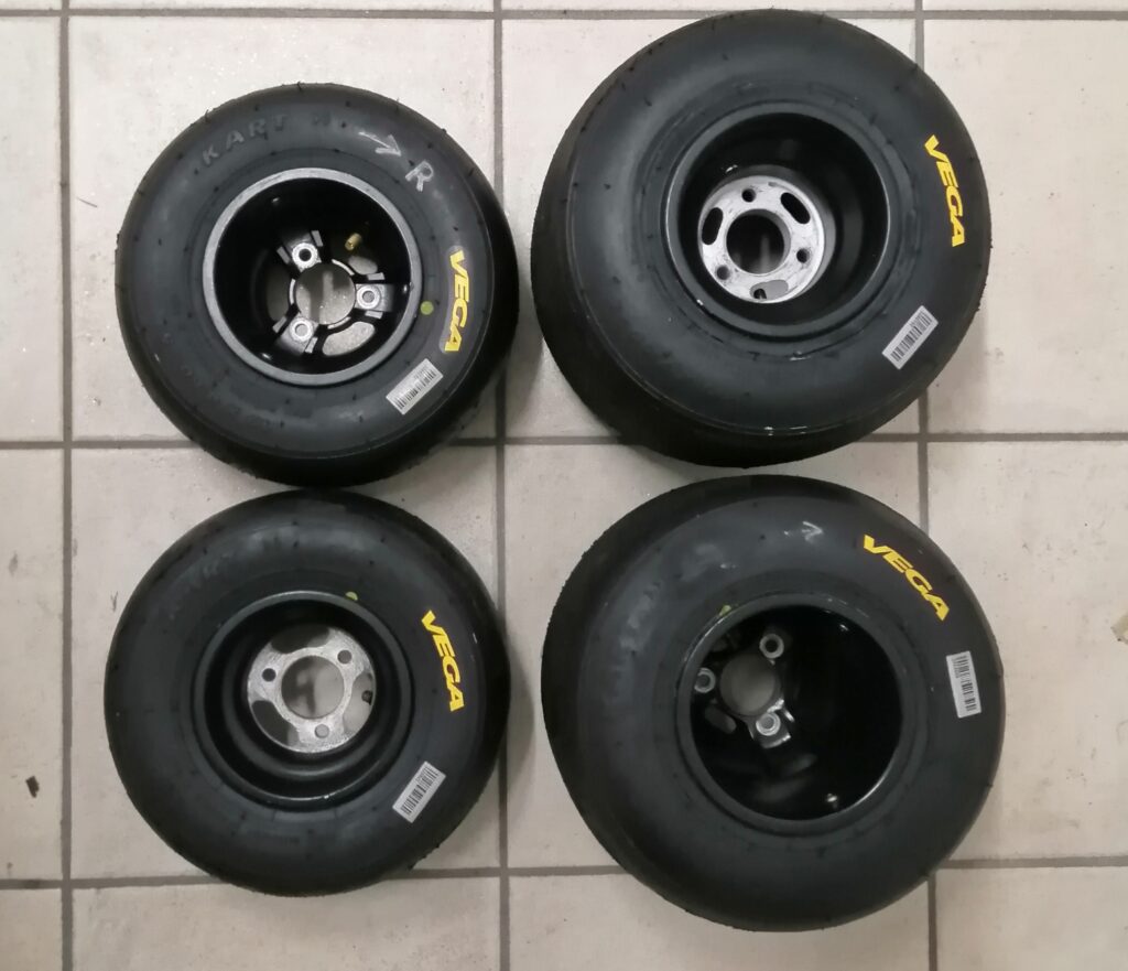 Ruote Modellini Muscle 10 Cerchi Cragar Argento 11/13mm Con Gomme Per Modellini 1/64 - Real Rider, Shop164 Ruote Bici Ruote Modellini Muscle 10 Cerchi Cragar Argento 11/13mm Con Gomme Per Modellini 1/64 - Real Rider, Shop164 Ruote Bici